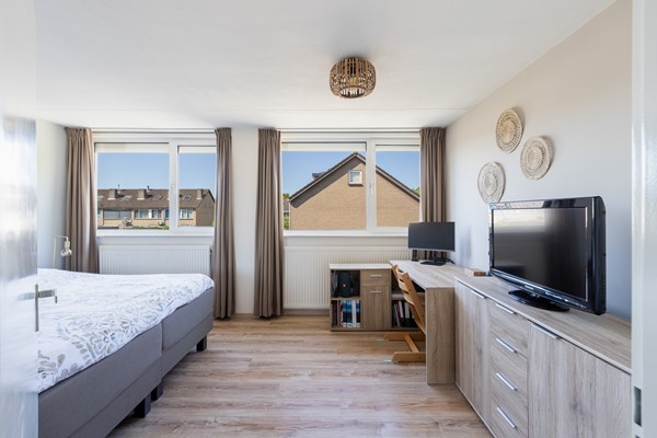 Foto - Te koop: Nette tussenwoning in het gezellige Klundert!